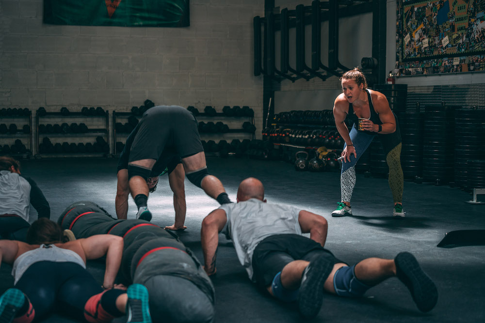 Skupinová výzva burpee během tréninku CrossFit